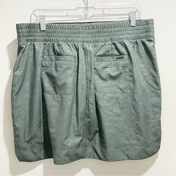 ORVIS Women’s Classic Green Camo Embossed Pull-On Travel Skort Pockets Size L - Picture 3 of 6